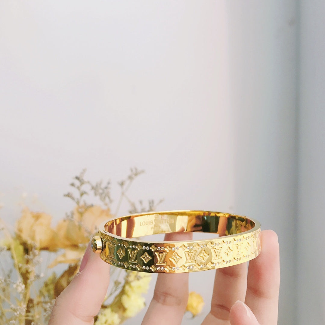 Fashionable Women's High-end Gold-Plated Bracelet