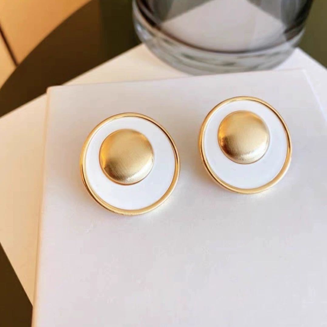 Fashionable women's earrings