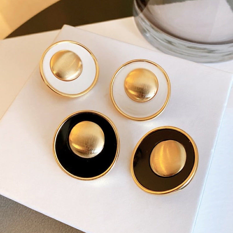 Fashionable women's earrings