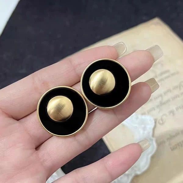 Fashionable women's earrings