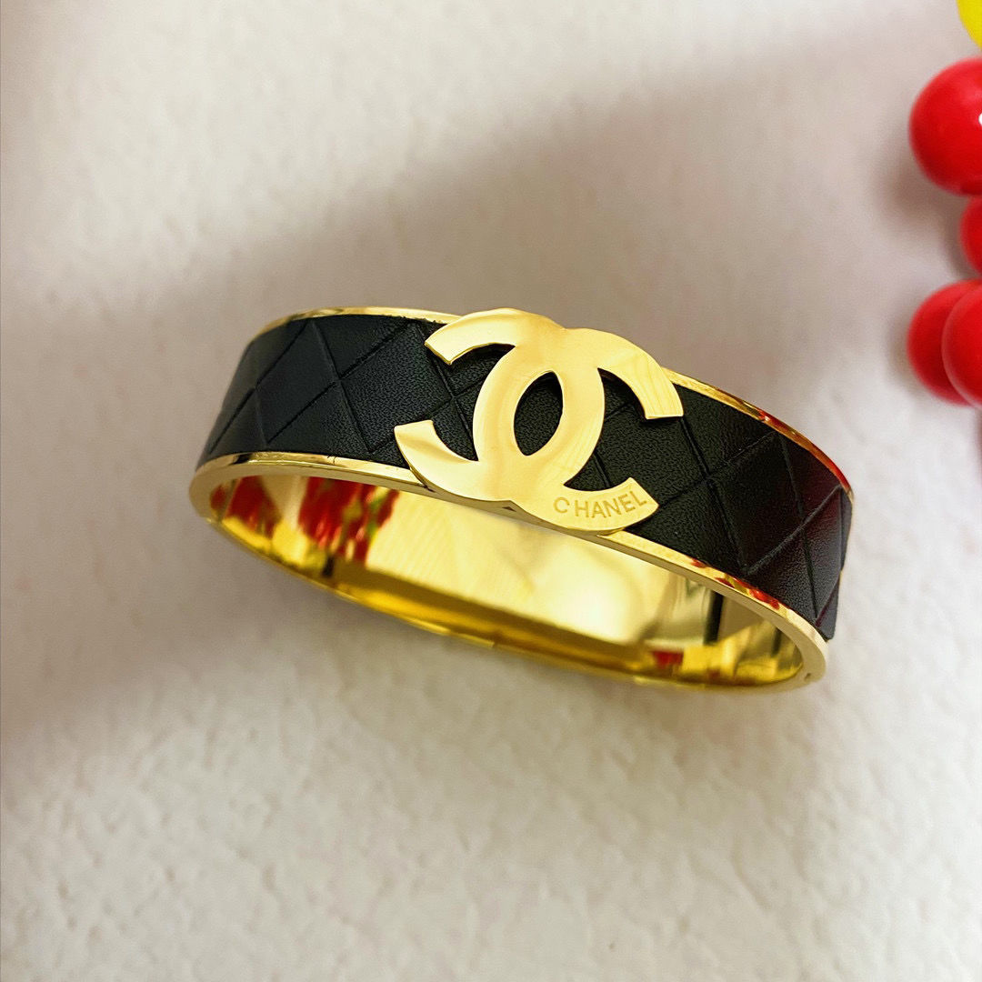Fashionable And light luxury Bracelets