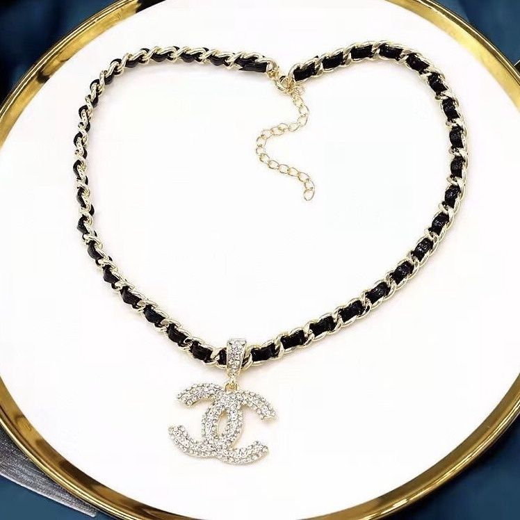 Fashionable and light luxury women's clavicle necklace