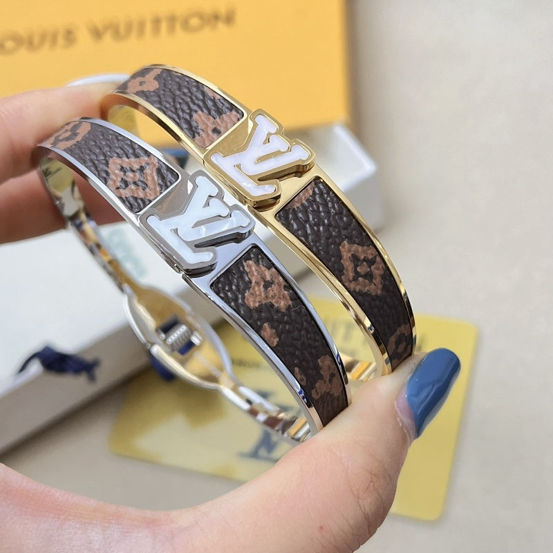 Women's Fashionable high-end Titanium steel Flower Leather Bracelet