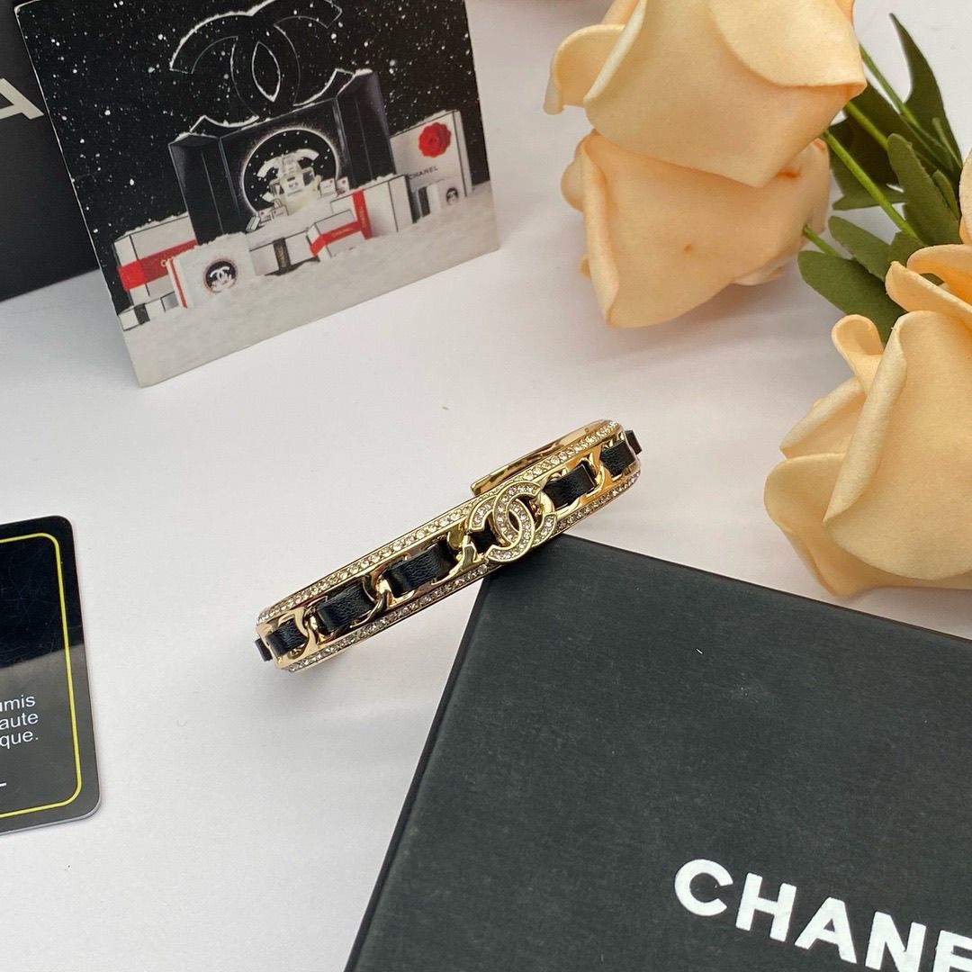 Fashionable high-end party accessoriesBracelet