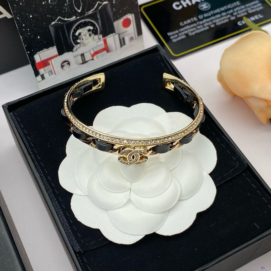 Fashionable high-end party accessoriesBracelet