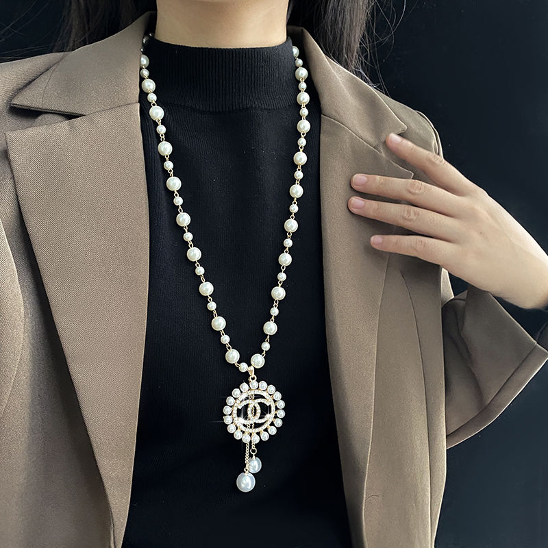 Fashionable women's elegant jewelry necklace