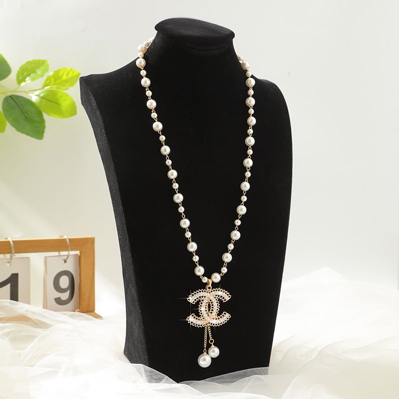 Fashionable women's elegant jewelry necklace