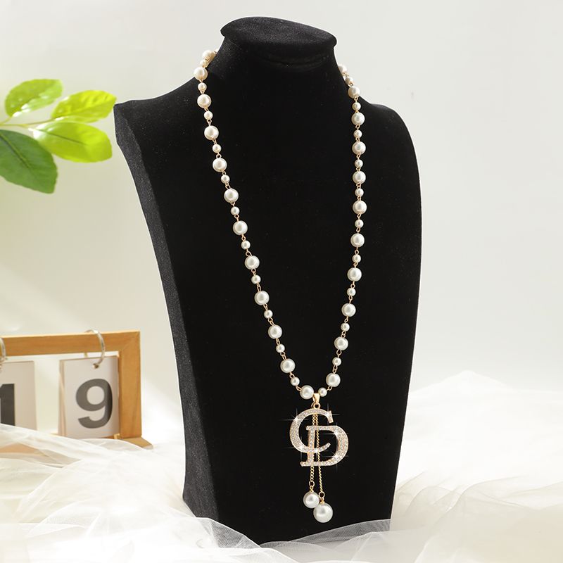 Fashionable women's elegant jewelry necklace
