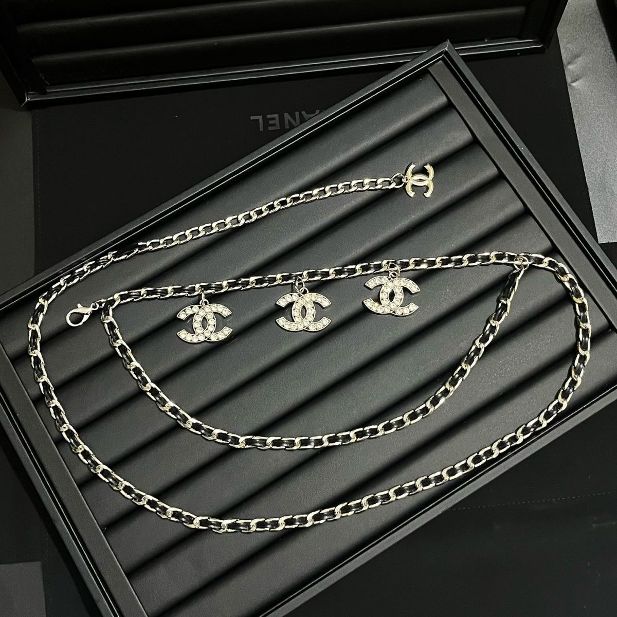 Fashionable ladies' high-end decorative chain belt