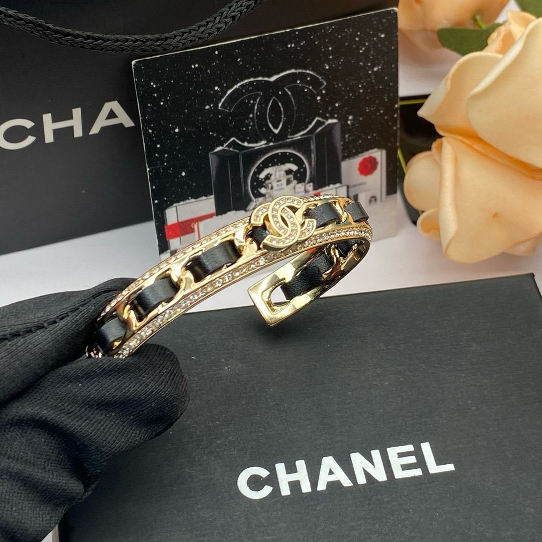 Fashionable high-end party accessoriesBracelet